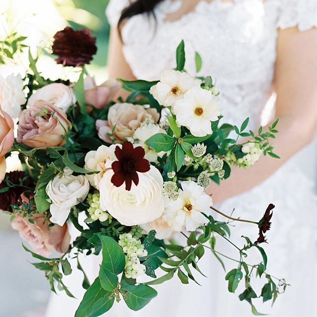 Oh, just a little bit of that love her and leave her wild vibe.  Planning and design @charmedevents photo @jasmineleephoto floral @amandavidmardesign #bridalbouquet #bouquet