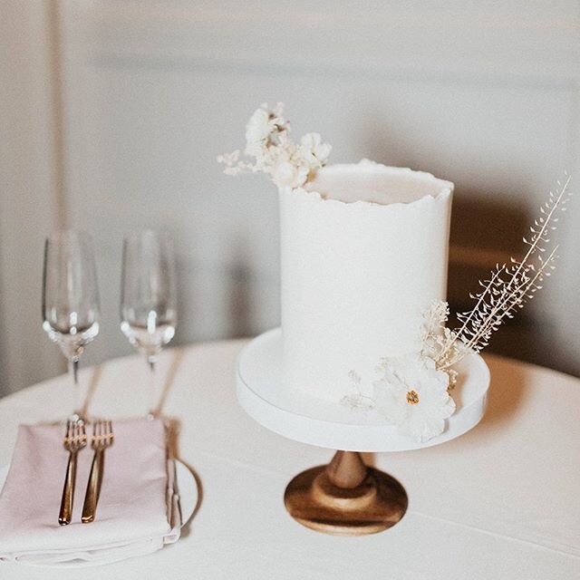 A modern and sweet little cake for two.  Nothing gets better than this and it looks like this trend is here to stay!  Planning and design @charmedevents floral @amywestfloral cake @flourandbloomcakes photo @shannonyenphotography #intimatewedding #cak