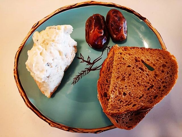 Cheese, dates and bread are a classic treat in this household. Check out the closeup. I'm still drooling🤤

Blu dello Spazzacamino, from the Piedmont region of  Italy, this raw goat's milk blue cheese is like gorgonzola, maybe less pungent. Its textu