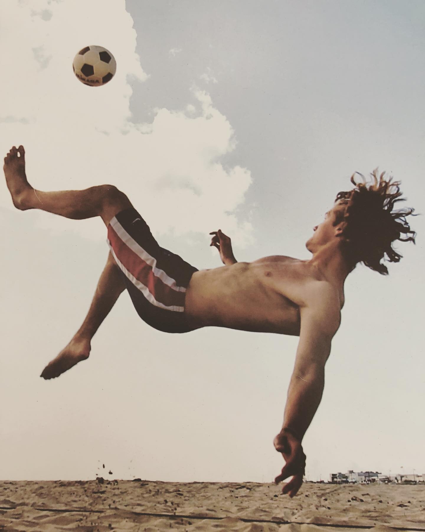 #tbt Throwback to my college soccer days at UC Santa Cruz @ucsc_msoc , when we played beach soccer and footvollley (Google it, you&rsquo;ll dig it 🤙) any chance we could. 

The @scsentinel wrote an awesome article about footvolley and used this shot