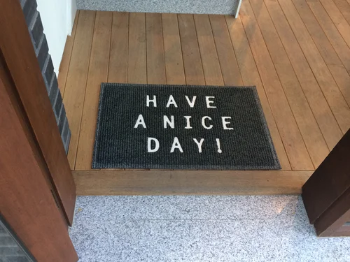 입구에 들어서면서 부터 기분 좋아지게 하는 발매트