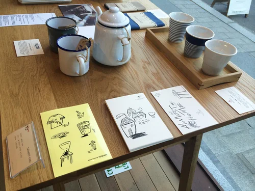 창가에 진열된 식기들