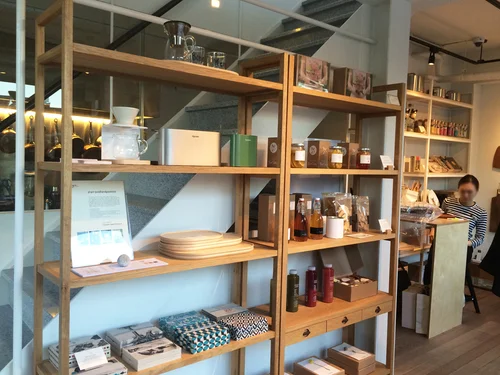 다양한 주방용품들이 1층에 진열되어 있다.