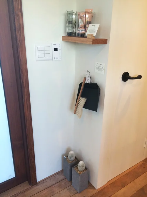 2층벽 코너에 자리잡은 소품들