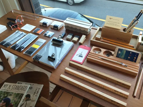 사무용품 브랜드 'Good hand Good Mind'와 스칸디나비안 브랜드 'Normess Copenhagen' 제품들로 구성된 데스크