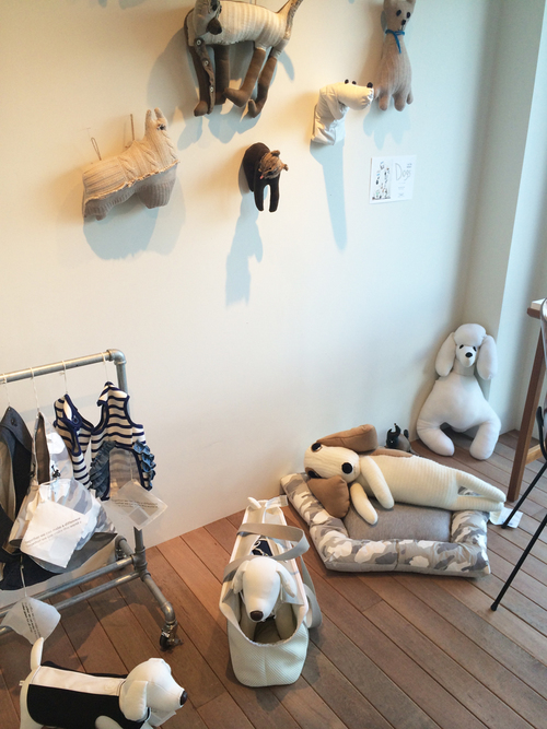 코오롱 제품으로 만들어진 강아지 인형들과 옷