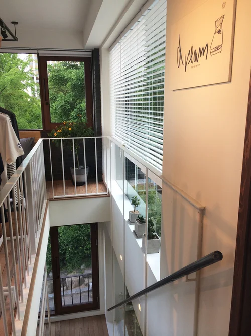 3층으로 올라가는 계단에서...