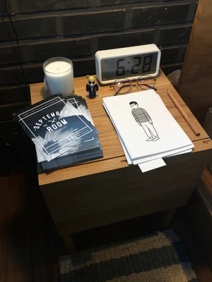 머리맞에 놓인 디자인 소품들