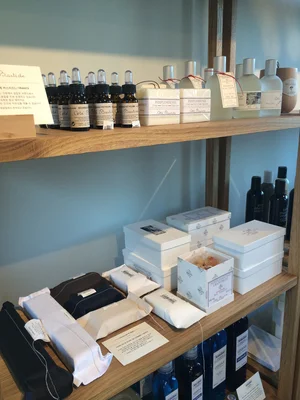 3층 진열대는 비누와 향수, 디퓨저와 같은 아로마 용품들로 채워져 있다.