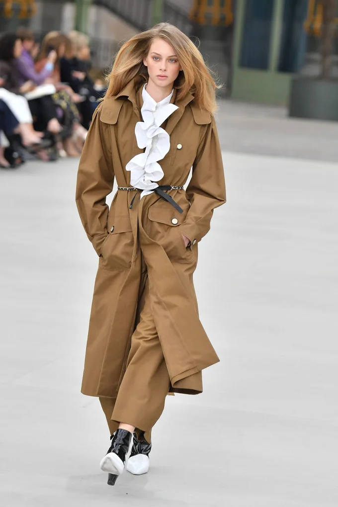 model-walks-the-runway-during-chanel-cruise-2020-collection-news-photo-1146655756-1556888829.jpg