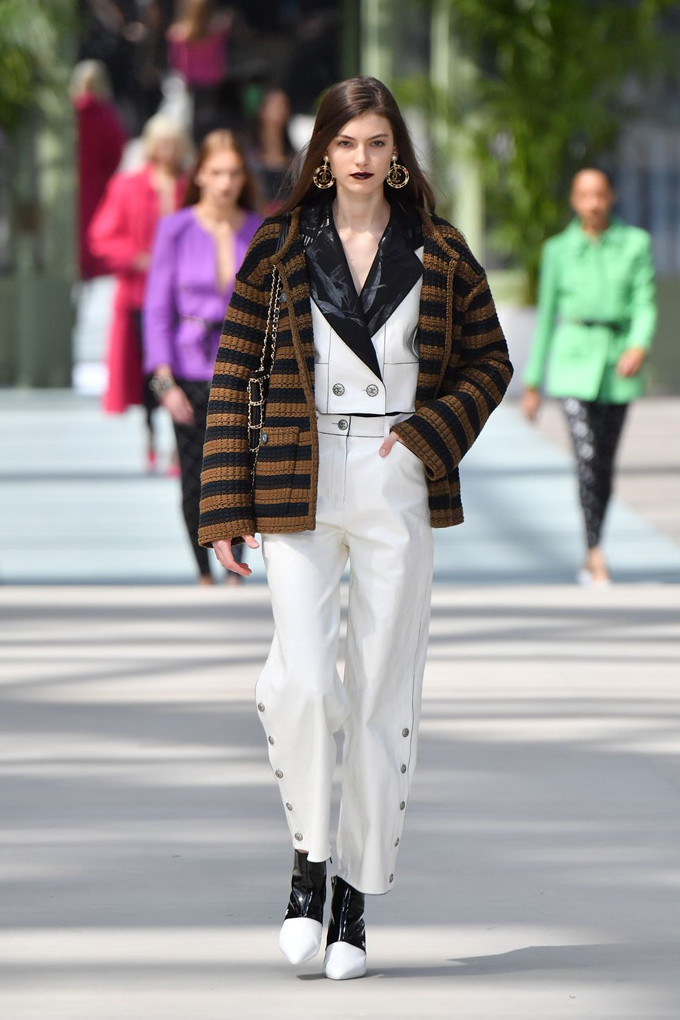 model-walks-the-runway-during-chanel-cruise-2020-collection-news-photo-1146673176-1556890333.jpg