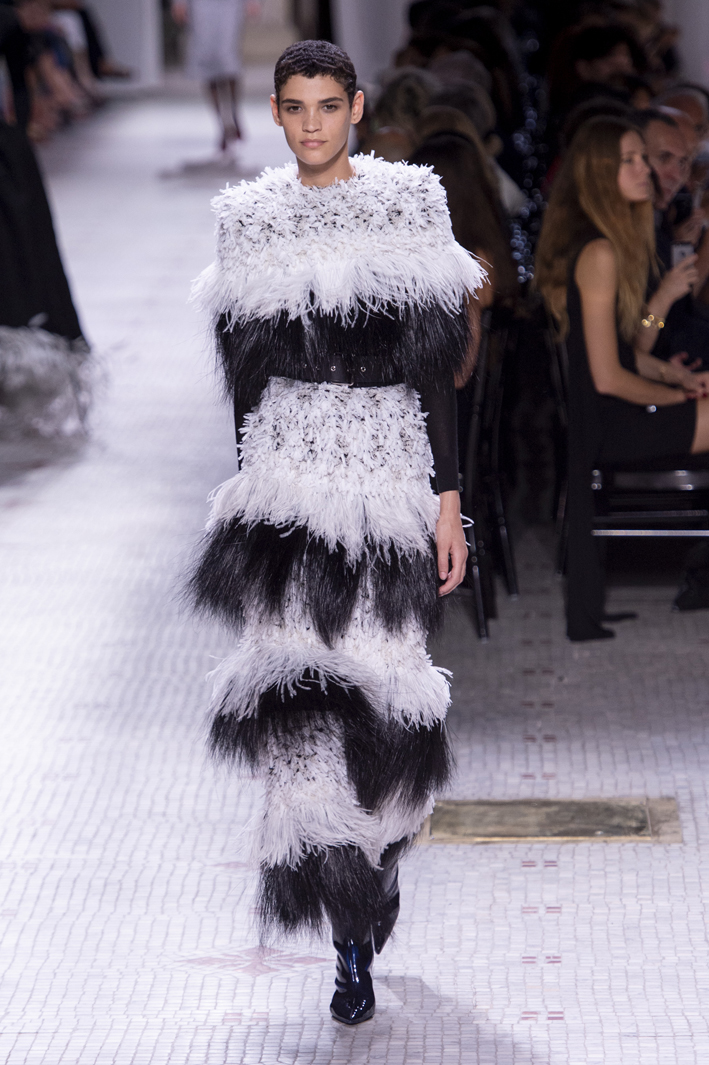 givenchy-hc-rf19-1105.jpg