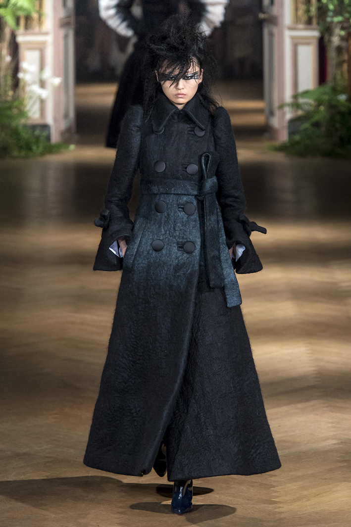 viktor-e-rolf-hc-rf19-2935.jpg