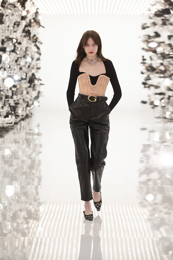 Gucci-fall-2021-aria-fashion-show-the-impression-022-scaled.jpg