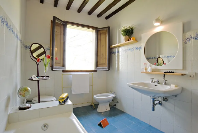 villa bathroom.jpg