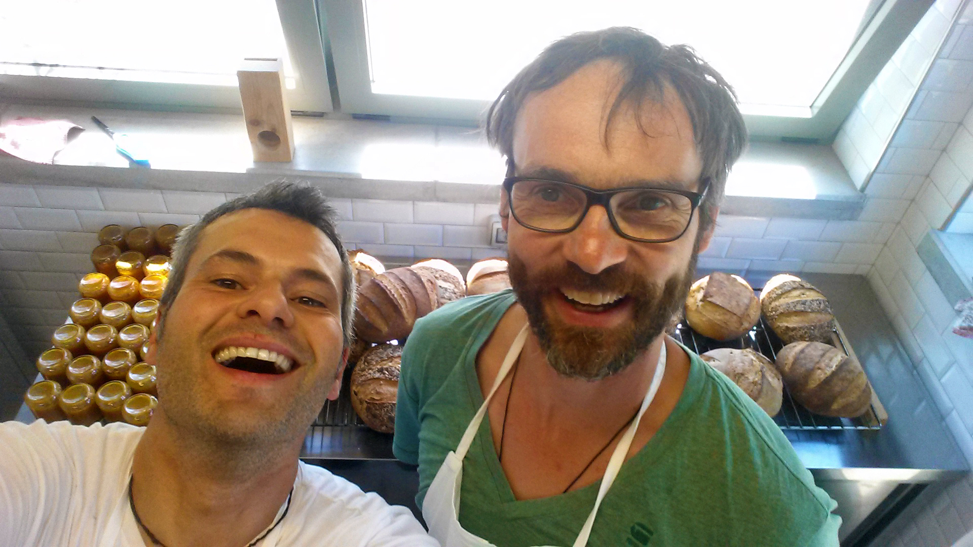Francesco and René at the end of a fantastic bread and pizza making workshop! The results are visible in the background... Francesco e René al termine di un workshop favoloso di panificazione e 'pizzificazione'! I risultati sono visibili in background...