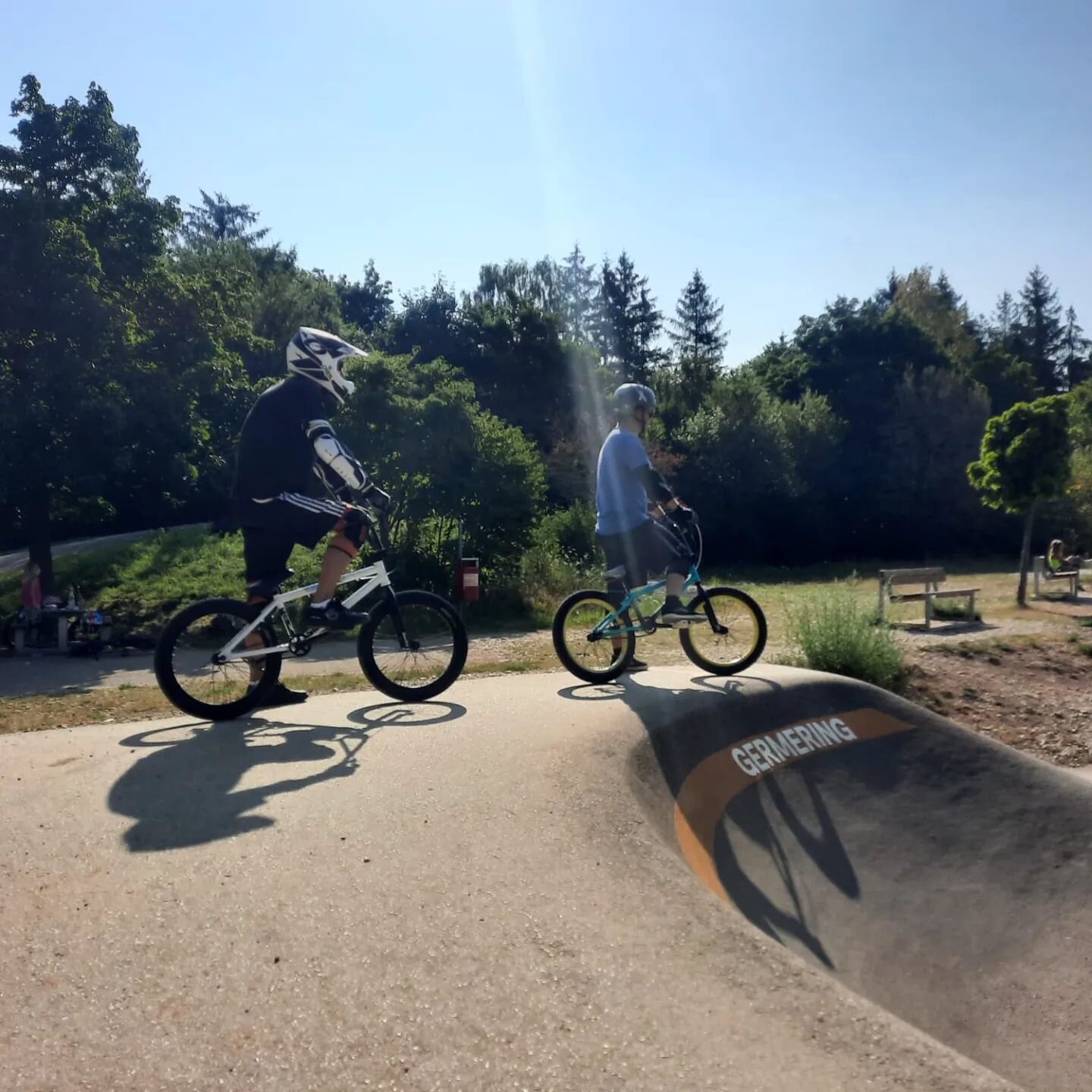 Gut aufgepumpte Reifen sind bei der Sonntags-Runde von Vorteil...sei dabei!
#germeringerskatepark #familientreffen #pumptrackgermering #bmx #colonybmx #sports_and_trends