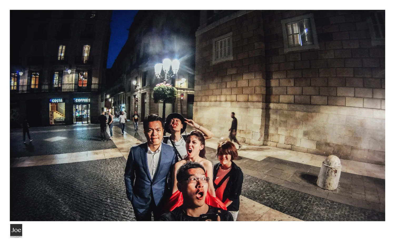joe-fotography-78-barcelona-placa-de-sant-jaume-pre-wedding-linda-colin.jpg