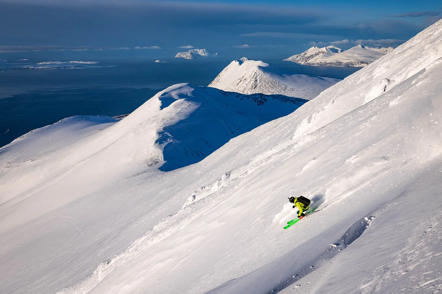 turni smučar v zimski pokrajini na pršiču