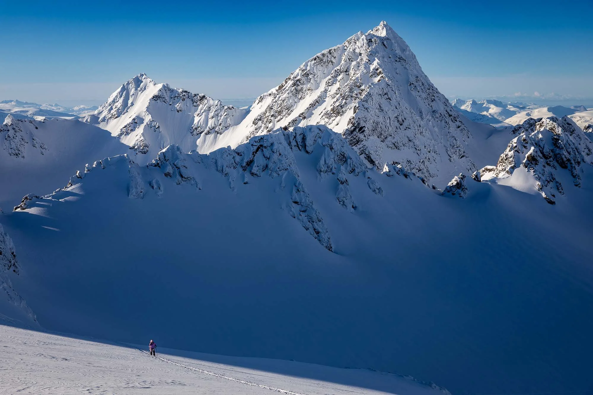 mogočne gore zasnežena pokrajina