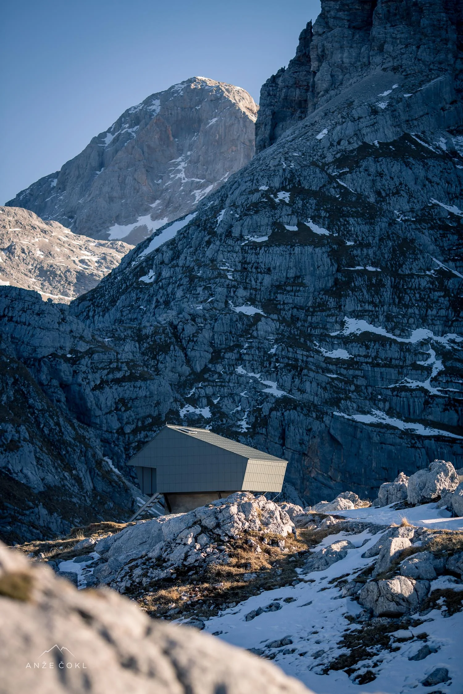 Bivak ob jutranji svetlobi in osončen Triglav