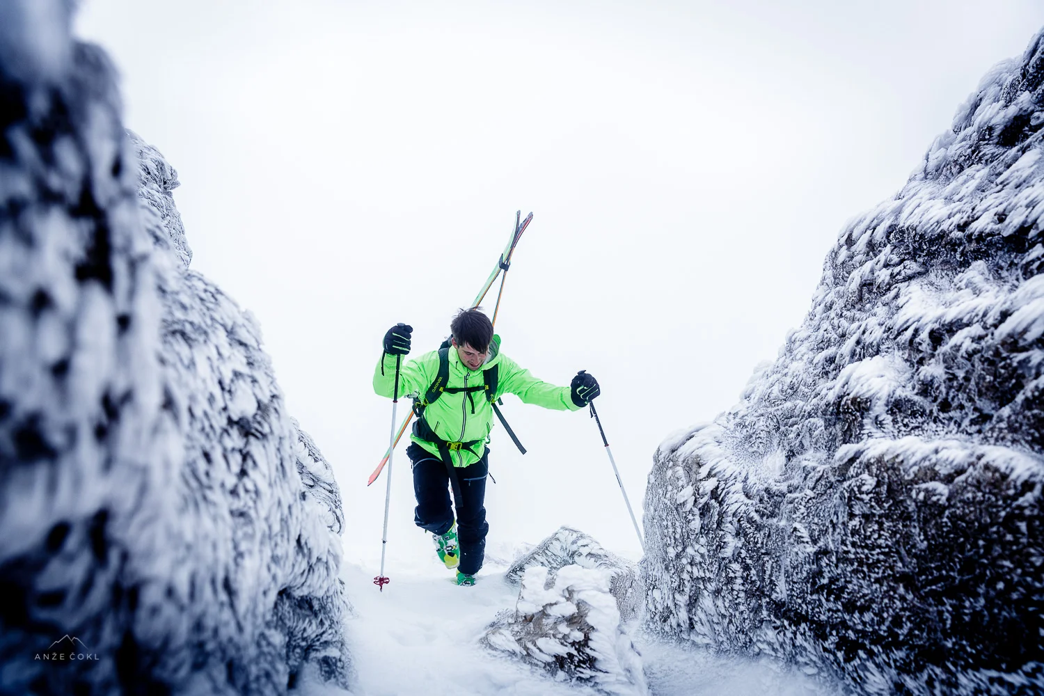 Keramični Simonovi uhlji kljubujejo ledenemu vetru ob vzponu na Malo Mojstrovko.