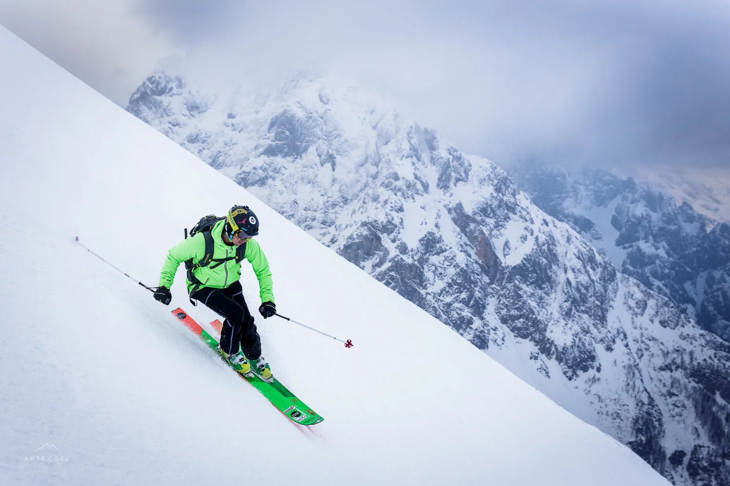 Pod plastjo oblakov in izven megle zavoji na betonu.