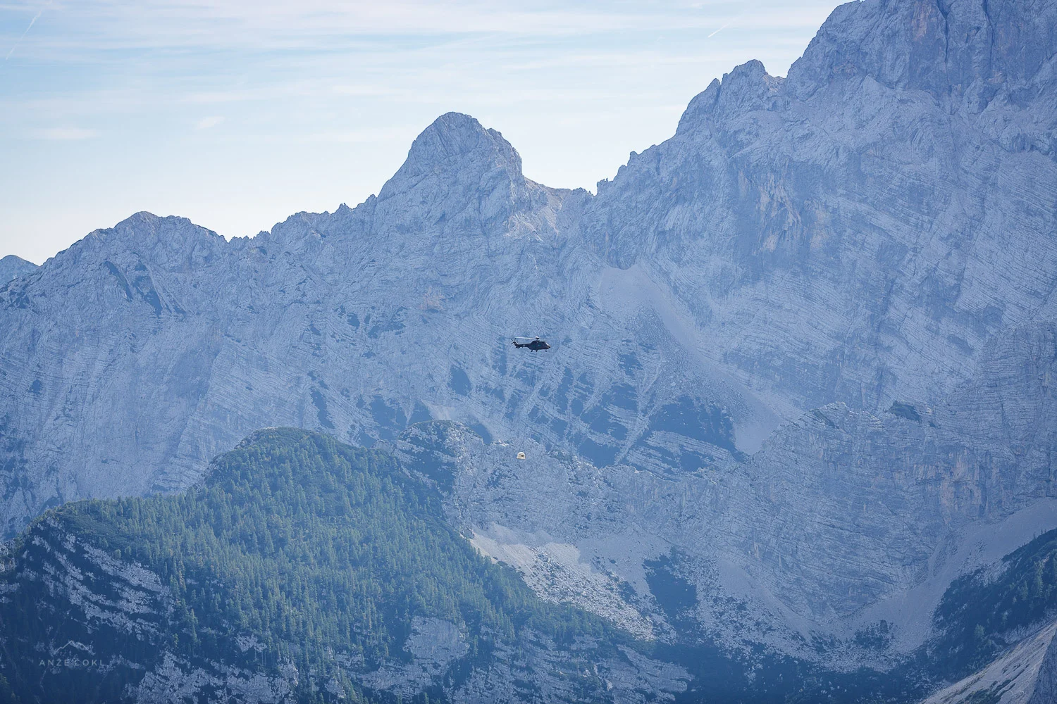 Helikopterski prevoz bivaka z doline Vrata // Helicopter air-lifts bivouac from valley Vrata