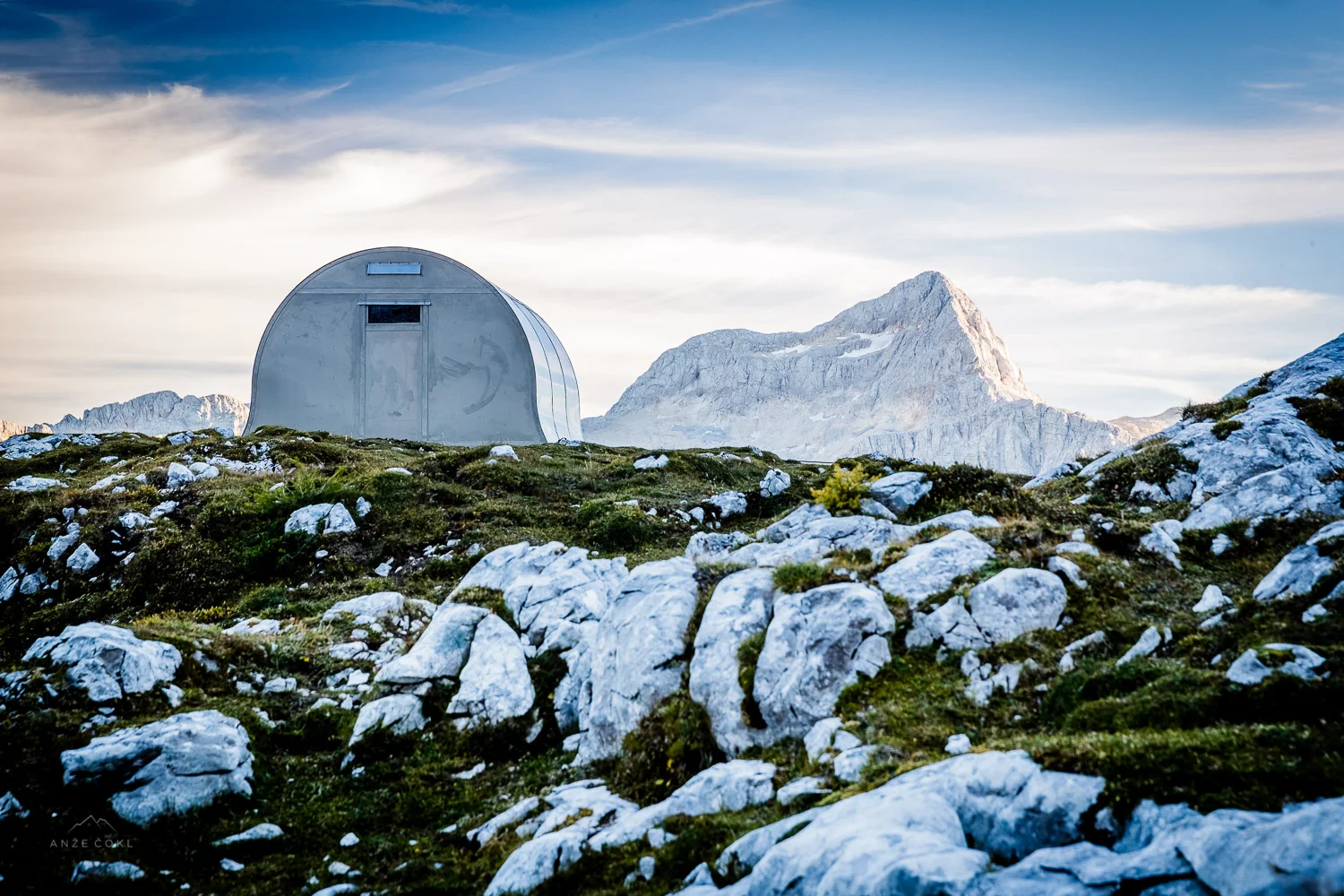 Bivak na fantastični lokaciji s pogledom na Triglav. // Bivouac sits atop a flat area with magnificent views of Triglav. Foto: Anže Čokl, anzecokl.com
