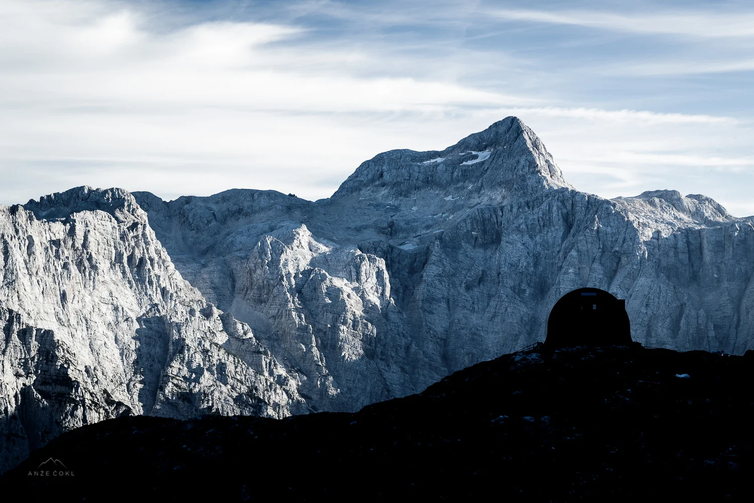 Silhueta bivaka s Triglavom v ozadju. // A sillhoutte of the Bivouac with Triglav in the background. Foto: Anže Čokl, anzecokl.com