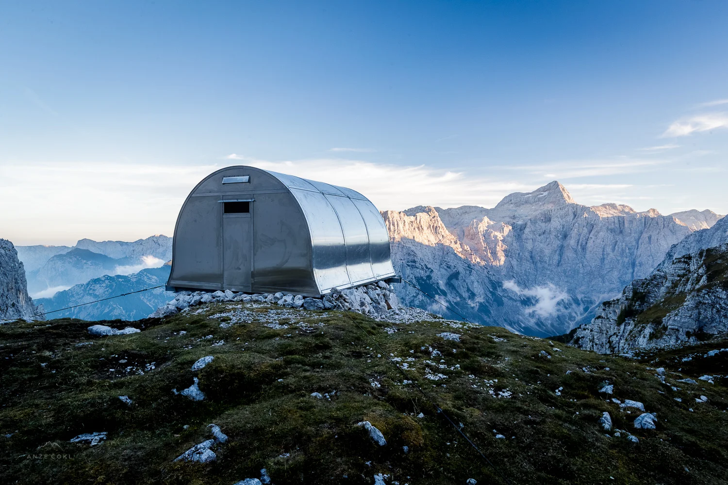 Bivak na fantastični lokaciji s pogledom na Triglav. // Bivouac sits atop a flat area with magnificent views of Triglav. Foto: Anže Čokl, anzecokl.com