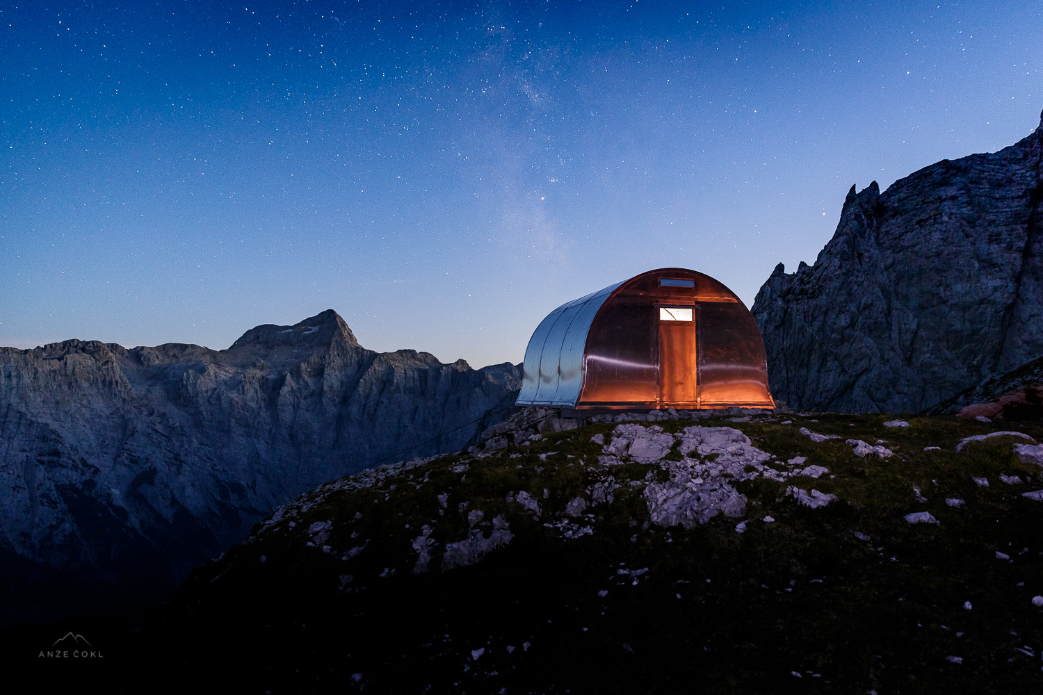  Bivak z nočnim odsevom in Rimsko cesto na nebu. // Bivouac at night with the Milky Way in the Sky overlooking Triglav. // Foto: Anže Čokl, anzecokl.com 