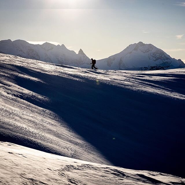 Skinning up for the sunset on the way down ... 3rd sunset powder hunt in a row during an all time high-pressure in EU 😍🤩