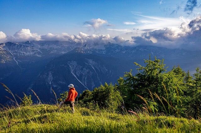 Amazing scenery on Pr&scaron;ivec above @lakebohinj with sunset lit clouds approaching from the southwest slowly crawling over the ridge... off to @sunroseseven now!