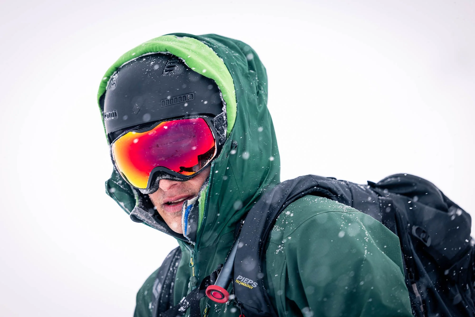 snežni metež turni smučar