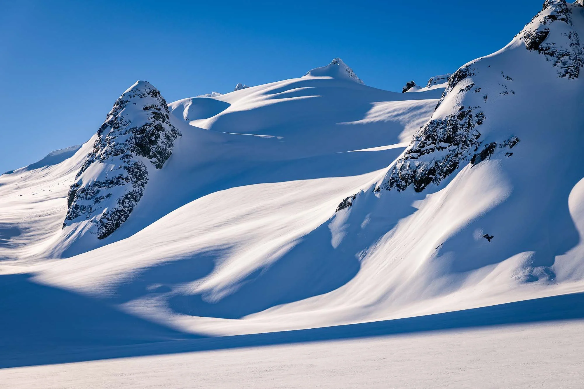 ledeno zimsko jutro snežna pokrajina