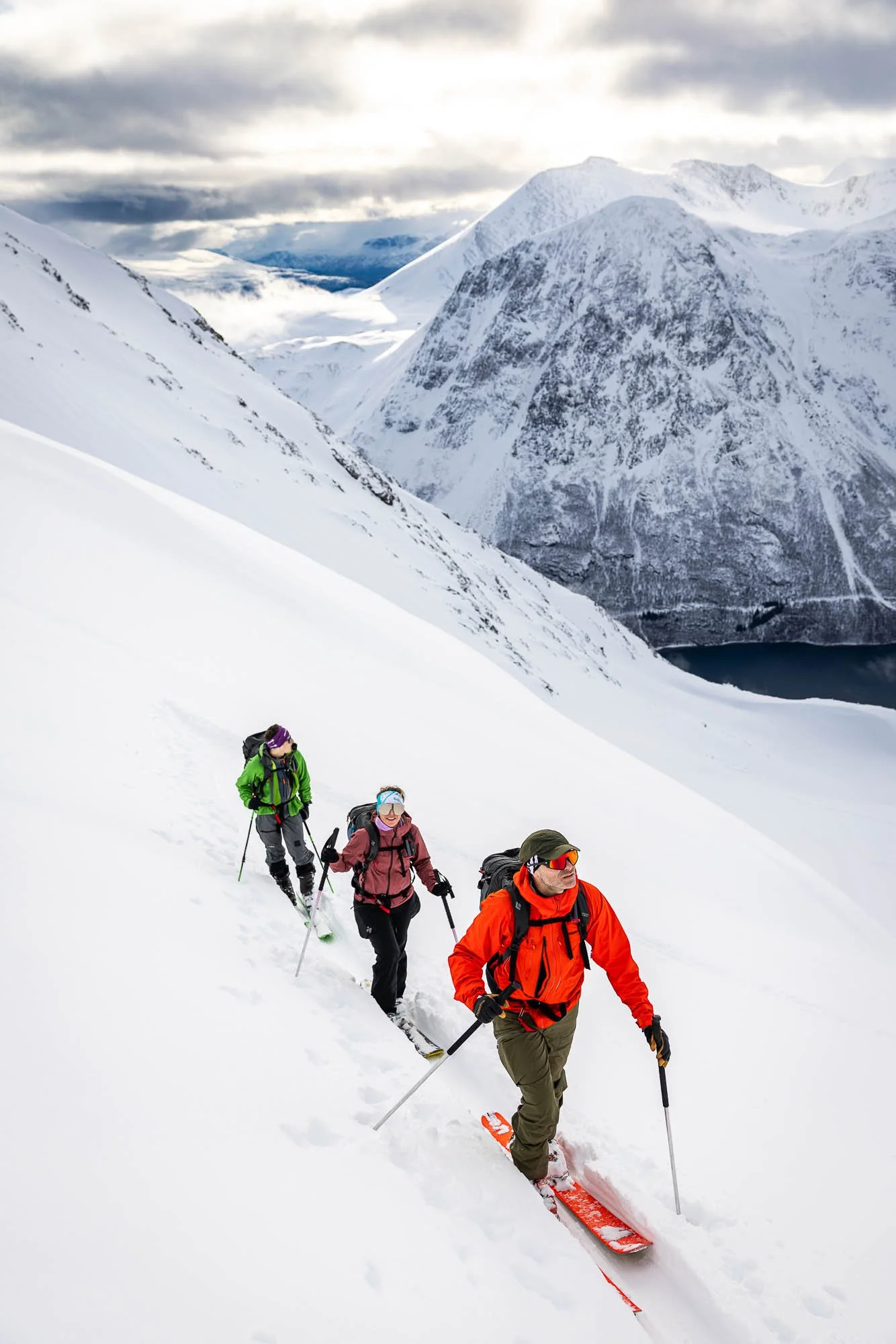 turni smučarji ob vzponu na goro