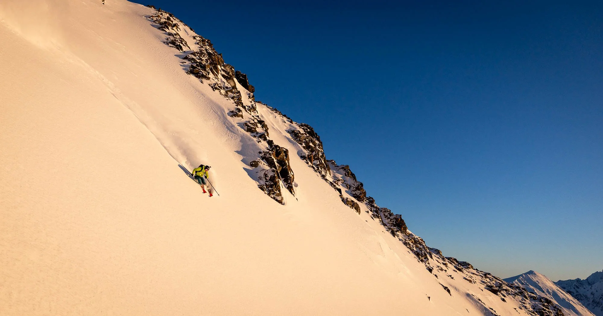 smučanje po pršiču ob sončnem zahodu