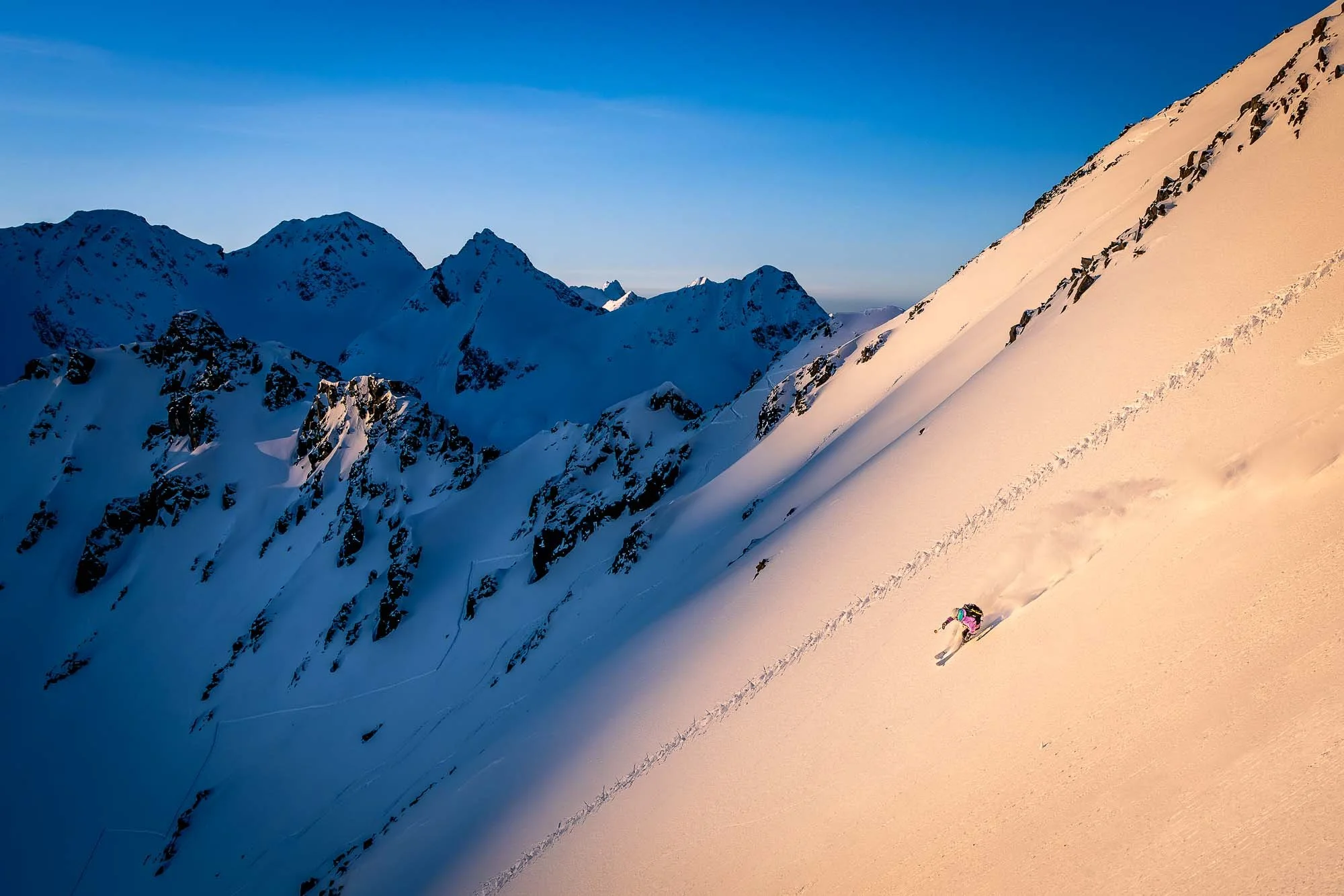 Turno smučanje v divjini – linije, svetloba in sneg
