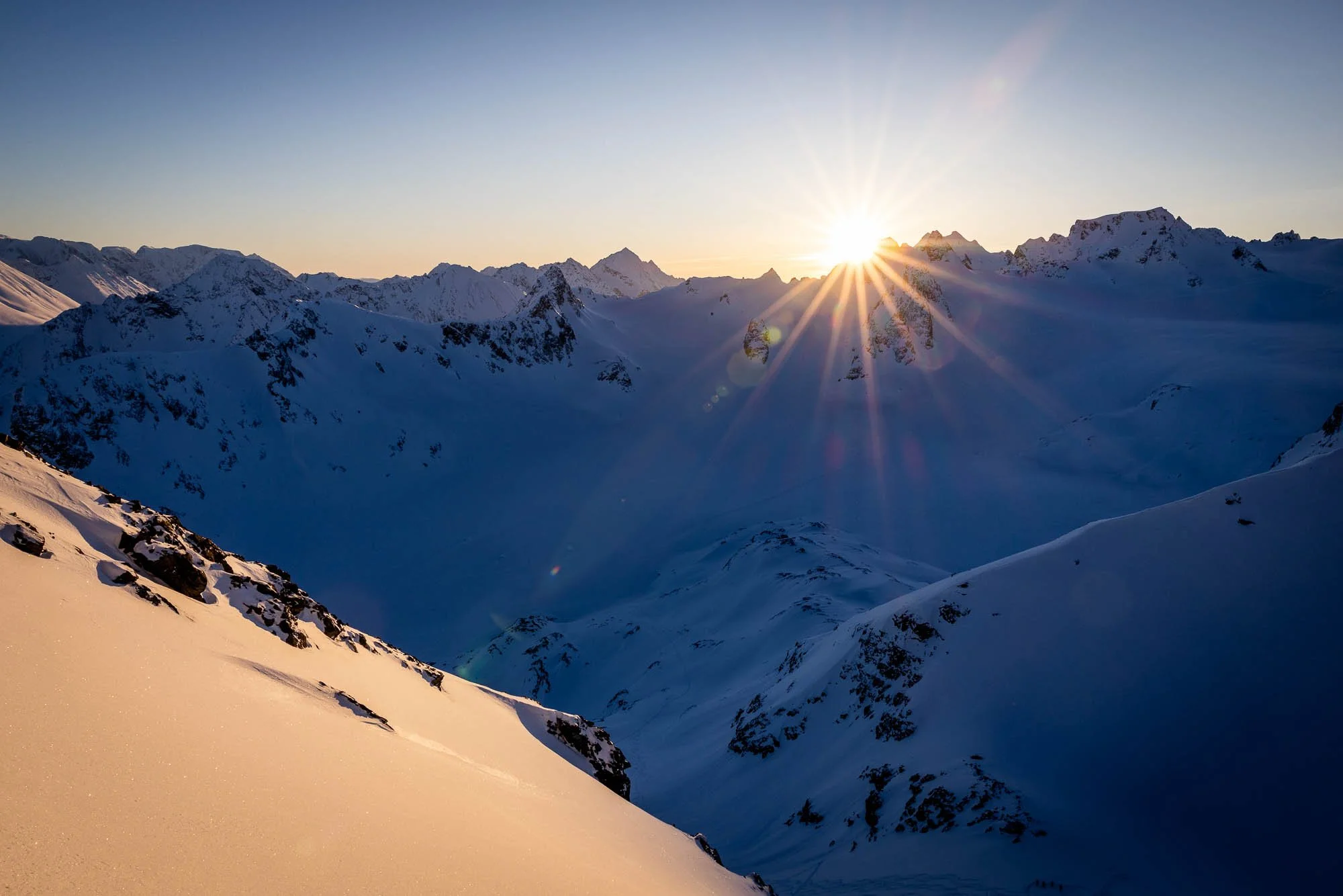 Sončni zahod pred prihodom nočne snežne fronte