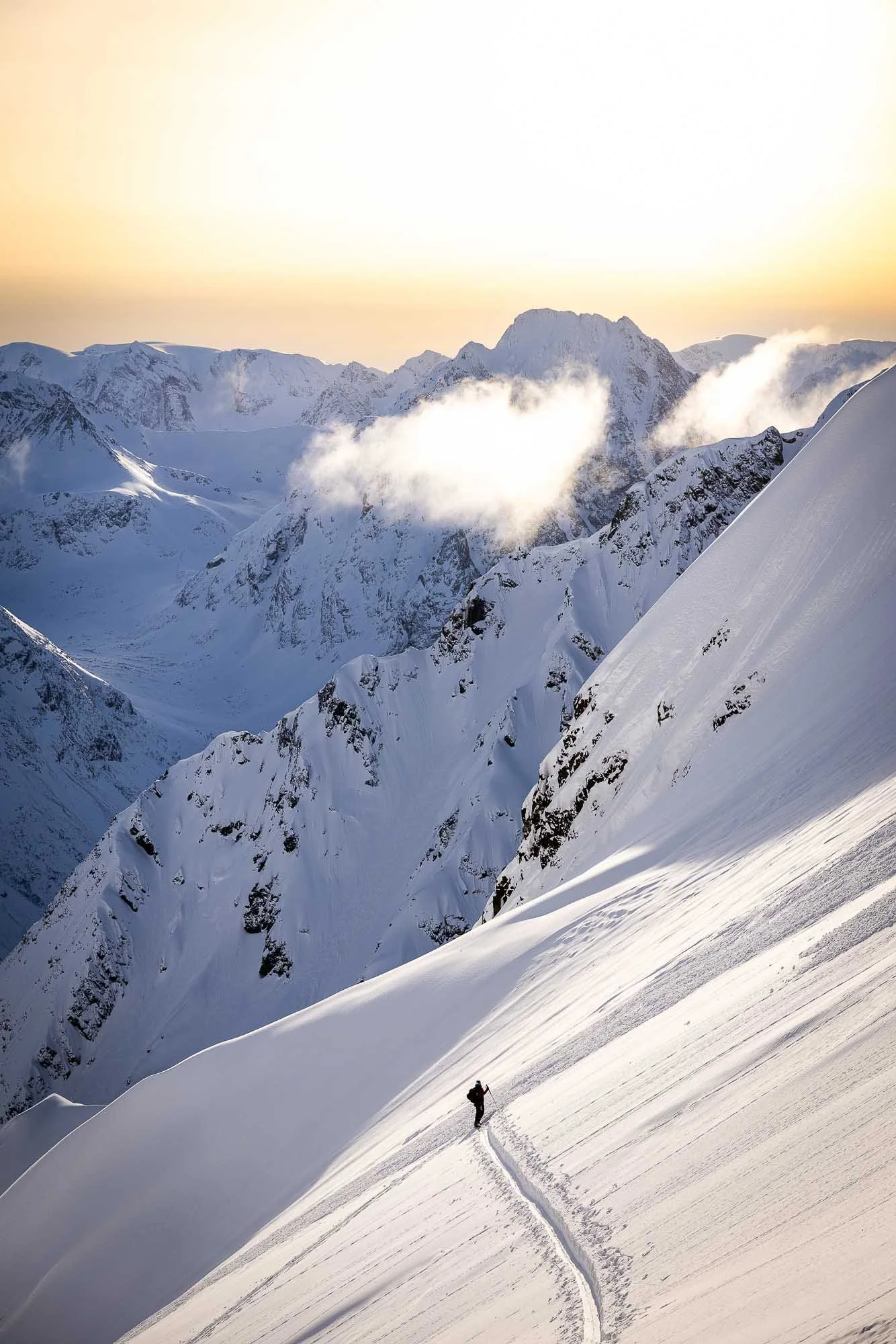 turno smučanje fjord nizko zimsko sonce