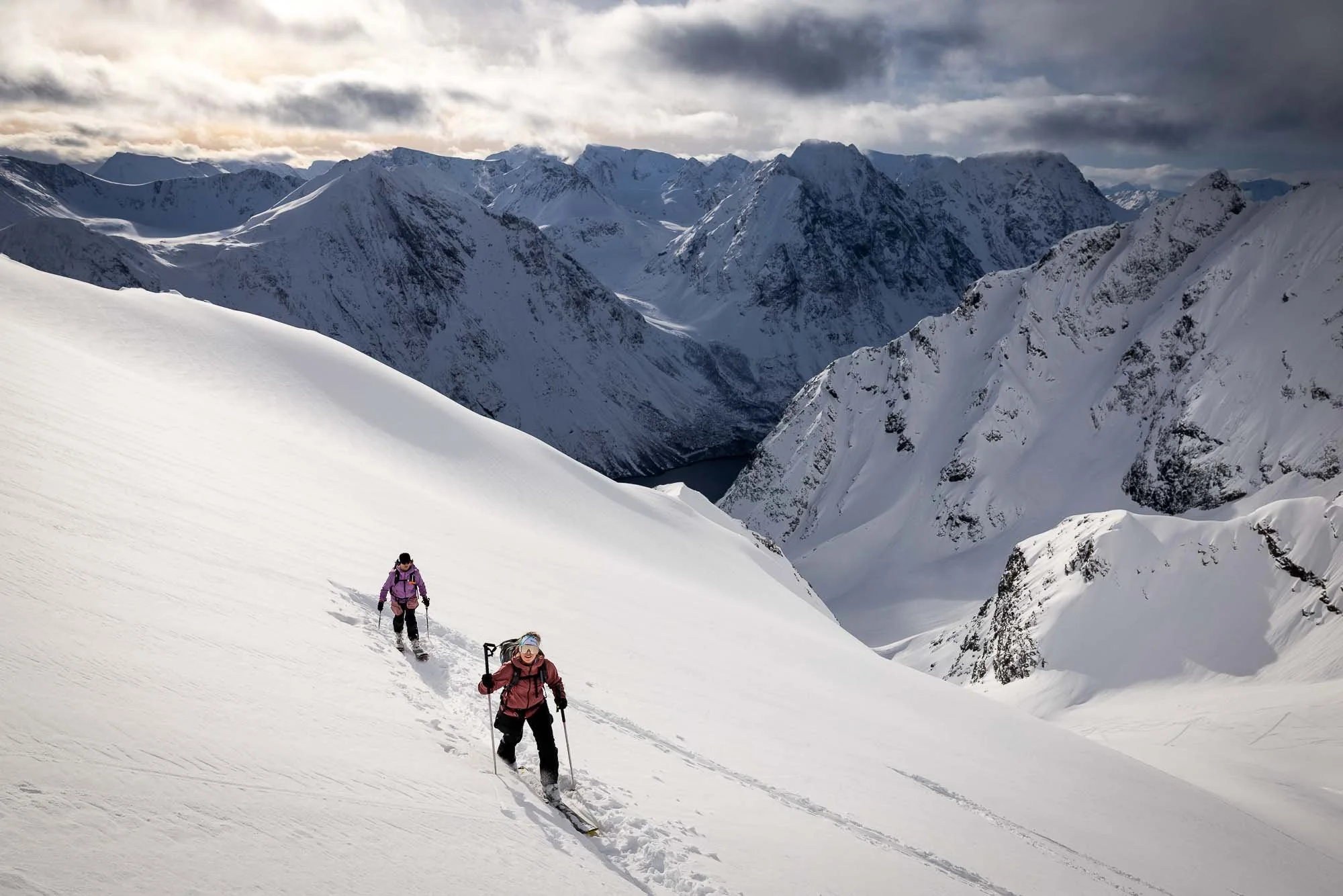 turna smučarka v globokem snegu