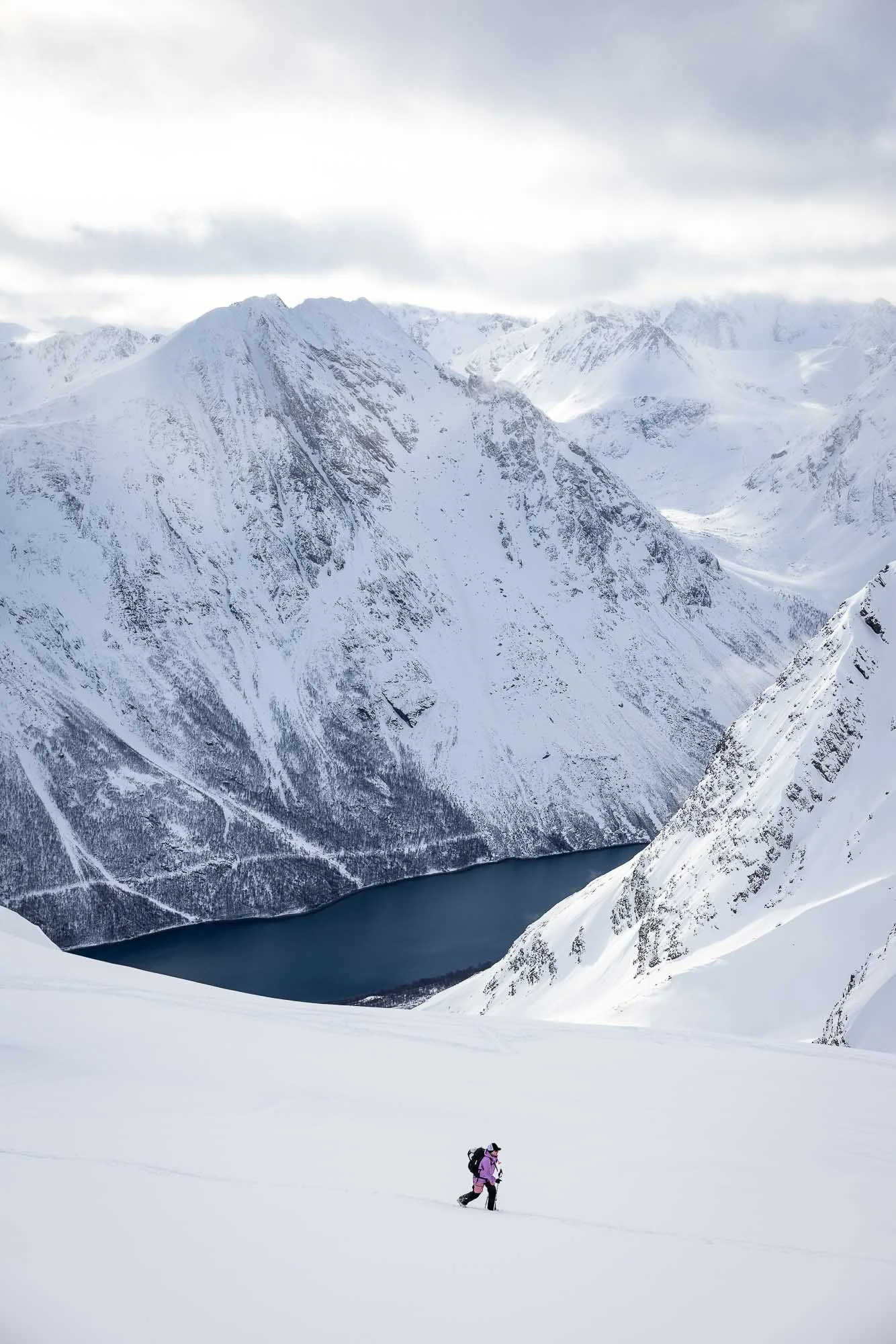 turni smučar v neokrnjeni zimski naravi