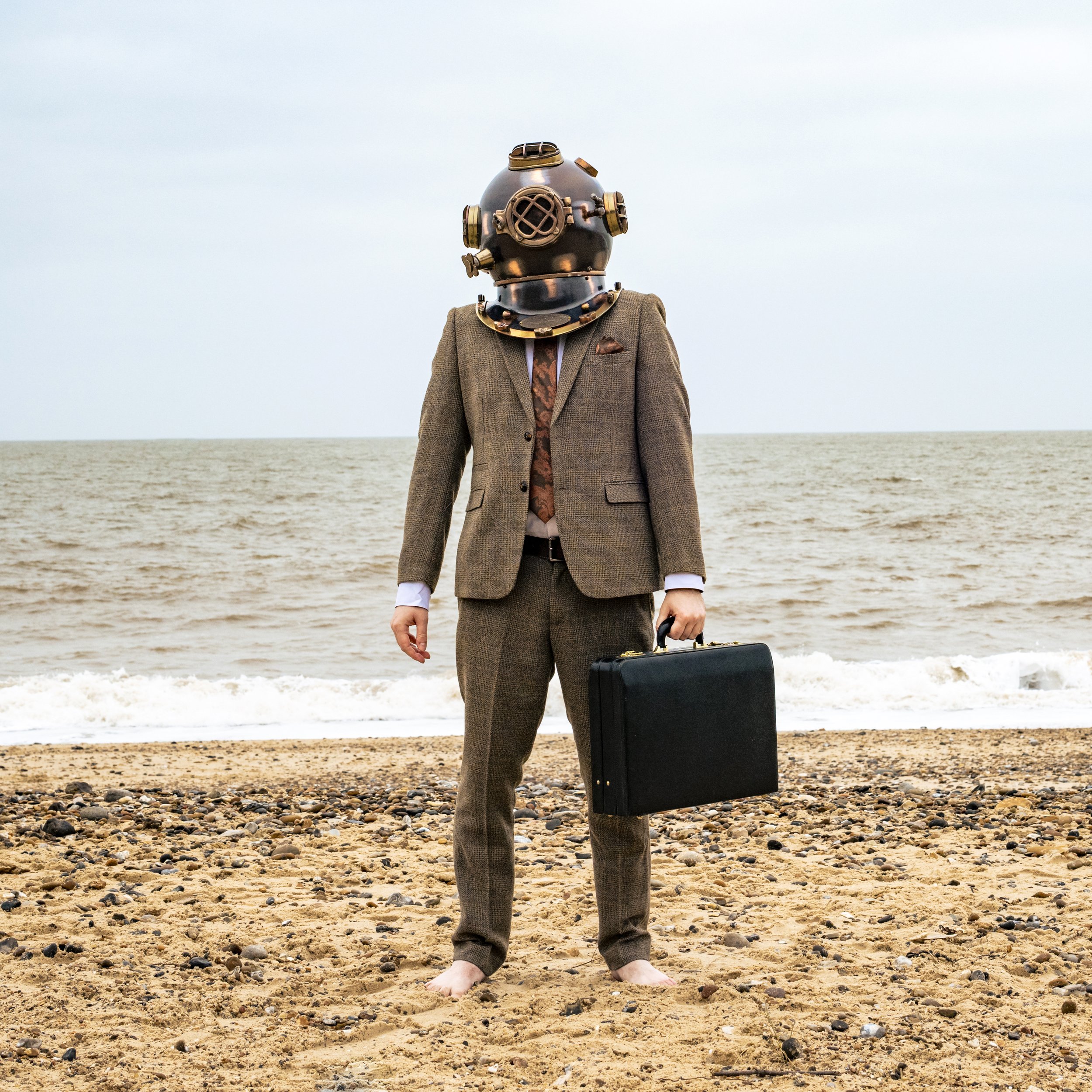 Louis La Roche announces new single and new album