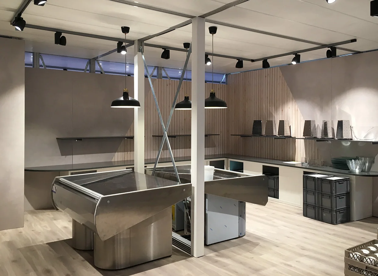  Buffeten under bygging, før den er fylt med lekre sjømatretter. 