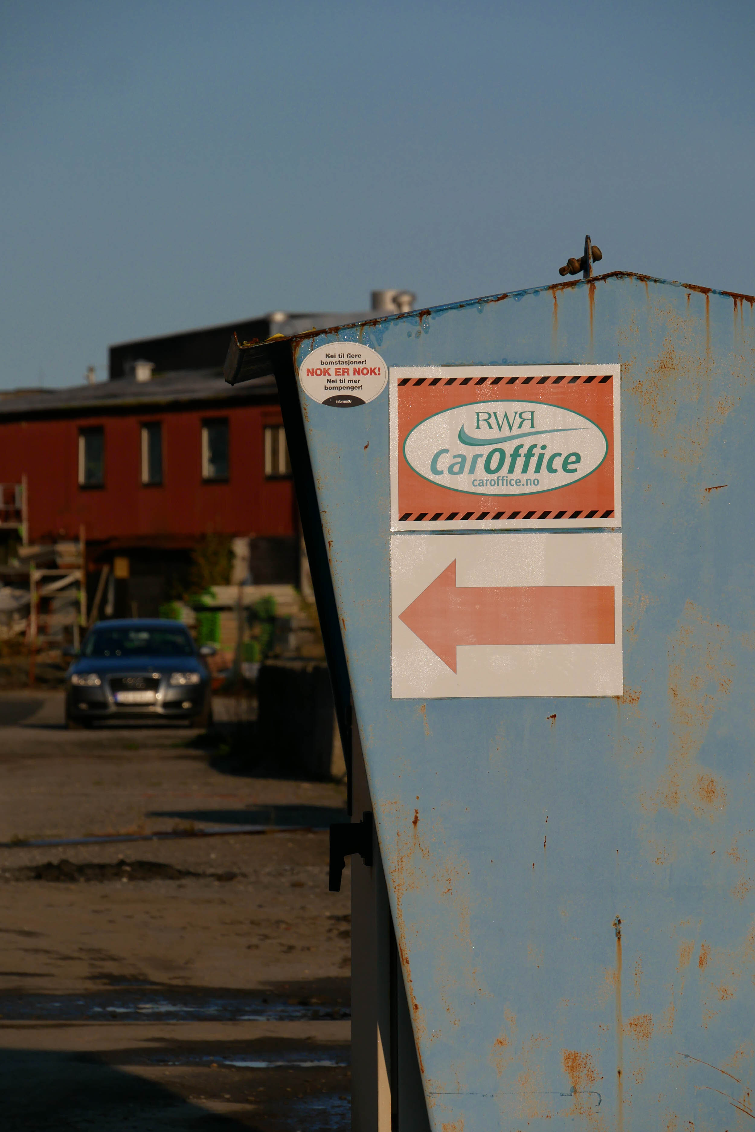  Noe flott og rustent i en pen blåtone. Egentlig ikke så overraskende at noen er imot bompenger på denne arbeidsplassen. 