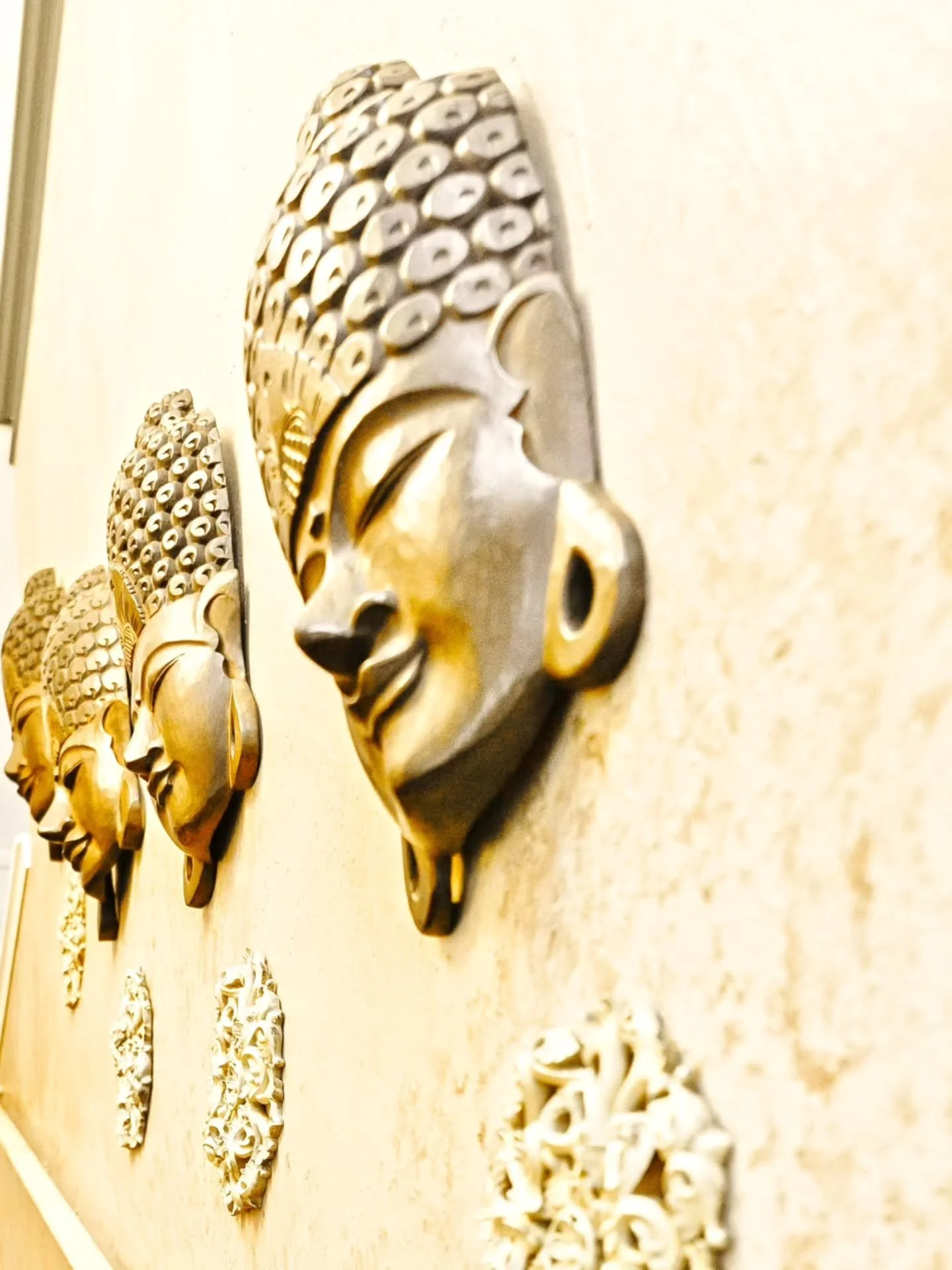 Repetition: Let the Stairway Speak ✨️

If you have a stunning, tall stairway wall, celebrate its scale! Repetition brings a delightful rhythm to the space. With large-scale wall decor, you can transform a transitional area into a captivating focal po