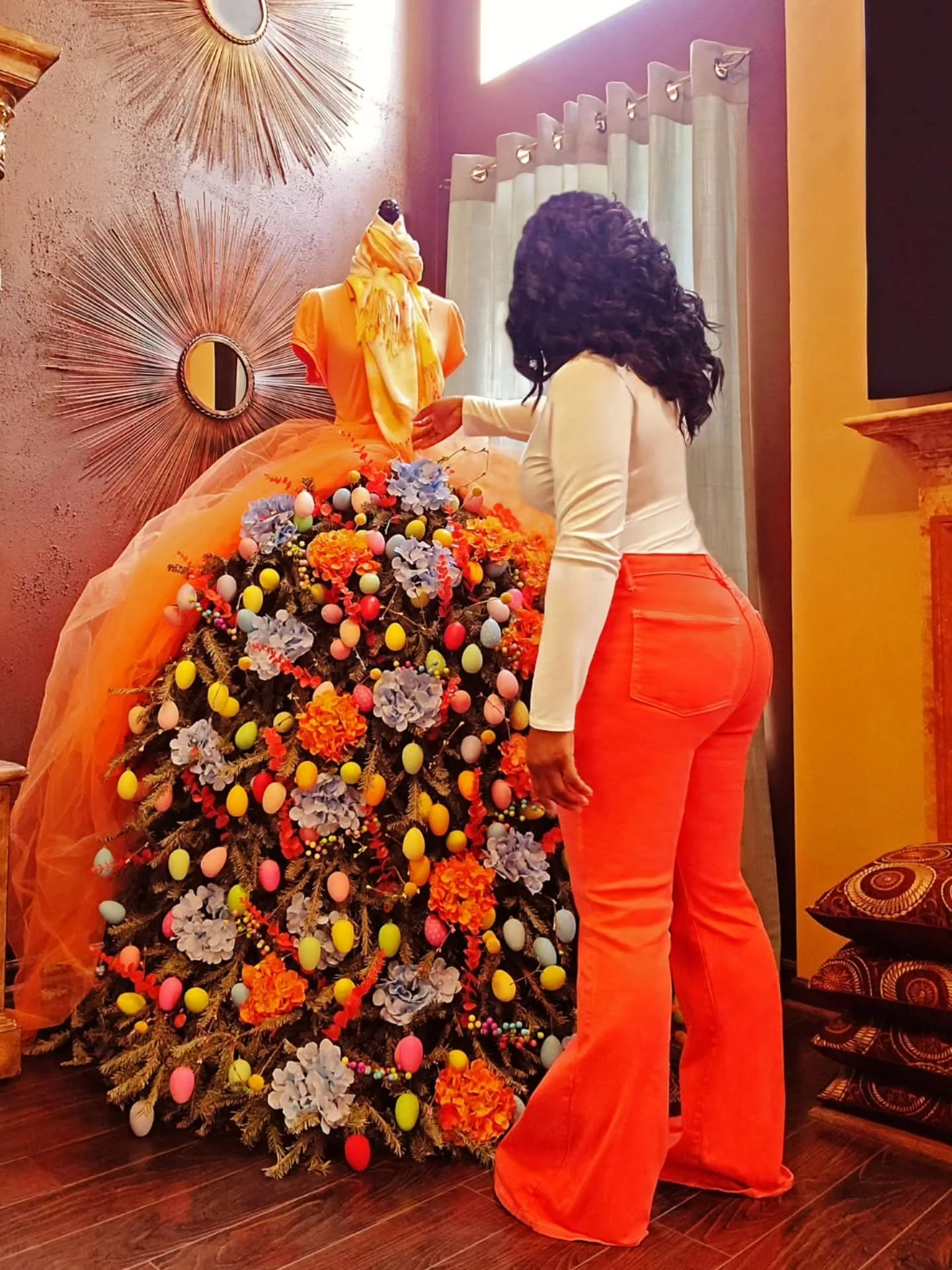 Hello, spring 2026!

I'm throwing it back to 2024 when my live Christmas tree got a spring glow-up.

Blue and orange hydrangeas, colorful eggs, created a fresh new vibe. Same tree, different season. ✨️

Save this for inspo or tell me, would you keep 