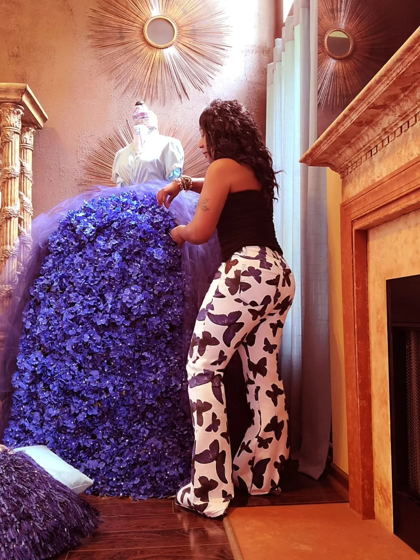 Spring, but make it styled. 

Majestic butterflies 🦋 dancing on my pants, blue and vibrant hydrangeas on a live tree&mdash;because why should Christmas have all the fun?

After all, every season deserves its sparkle!

Saturday mood: fresh, a little 