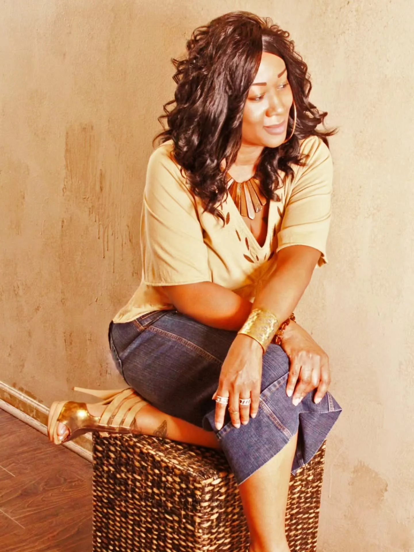 Happy Sunday! 

Just me, on a stool, and a heart overflowing with joy. 🤎✨️

God has been so good to me, and I don't take a single blessing for granted. Smiling, grateful, and excited for everything that's still to come. 🙌🏽 🤗

&mdash;XK